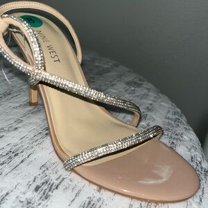 Nine West Women's nude/tan Chrystal & patent leather Sandals NEW sz 8.